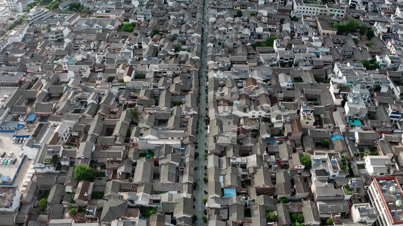 중국 유난 지방의 웨이산에 있는 건물과 풍경.