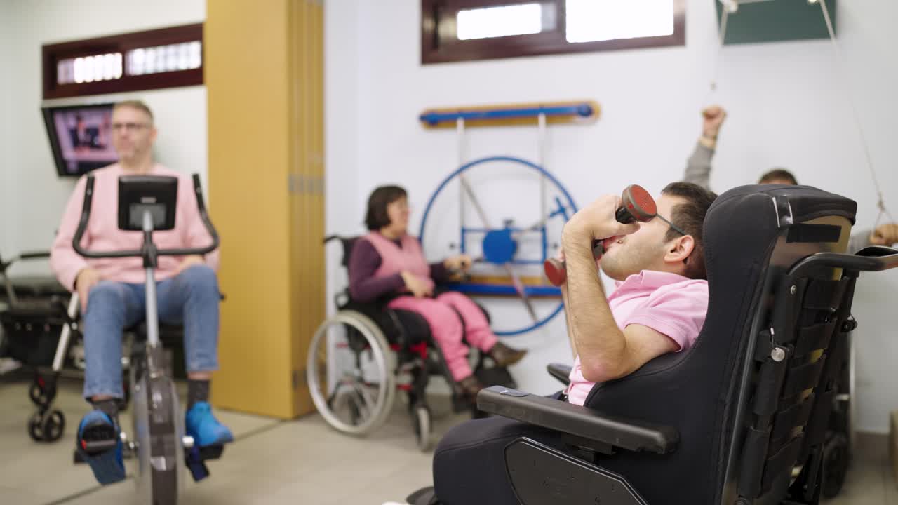 Personas en una sala de fisioterapia usando equipos de ejercicio