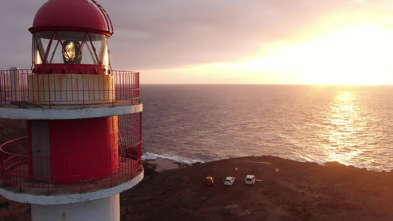 toma aérea de cerca, volando junto a la torre del faro en gran canaria