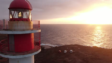 Toma-Aérea-De-Cerca,-Volando-Junto-A-La-Torre-Del-Faro-En-Gran-Canaria