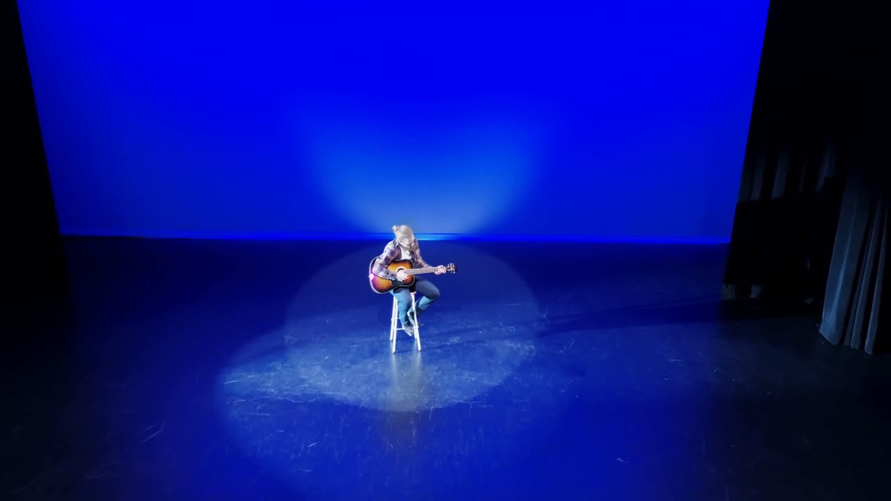 гитарист играет на гитаре на сцене 4k