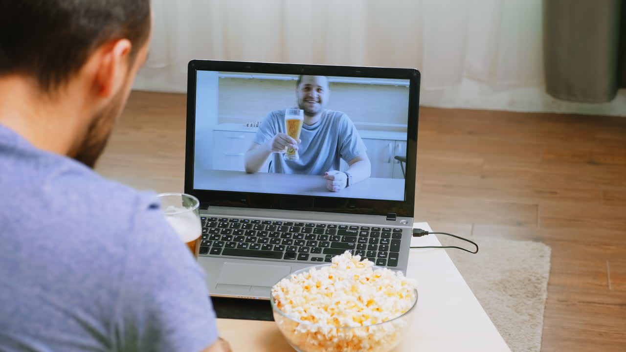 Uomo che parla con il suo amico di vecchia data