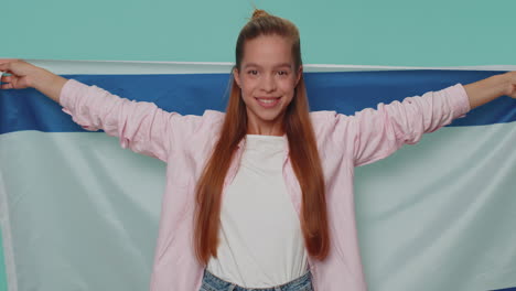 niña adolescente con camiseta agitando y envolviendo la bandera nacional de israel, celebrando el día de la independencia