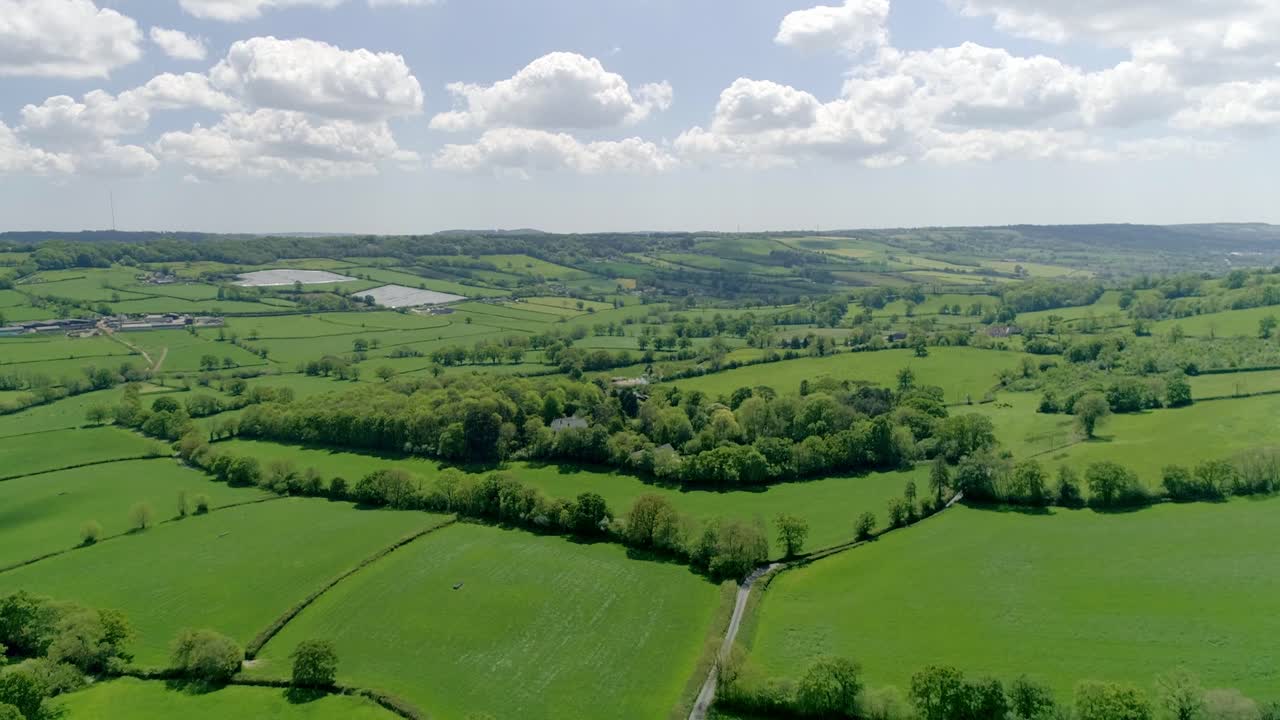 Luchtopname over schilderachtige groene Engelse velden op het platteland