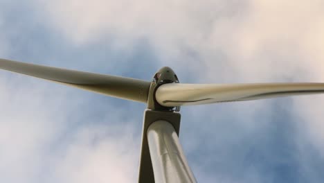 cerca de un aerogenerador en funcionamiento en las zonas rurales de nebraska, ee.uu.