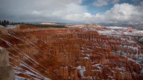 Zeitraffer-Des-Bryce-Canyon-Nationalparks-In-Der-Wintersaison,-Wolken-Und-Schatten-Auf-Roten-Felsensandsteinklippen-Und-Amphitheater,-Utah-Usa