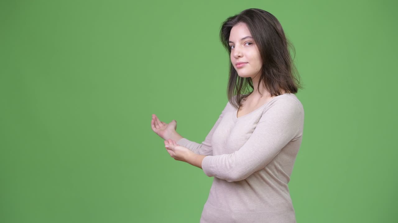 mujer hermosa joven mostrando algo