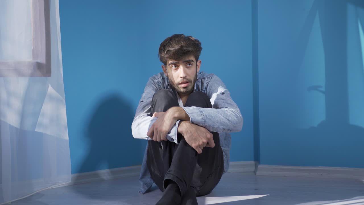 겁에 질린 남자는 벽  ⁇ 에 있어요. paranoiac.