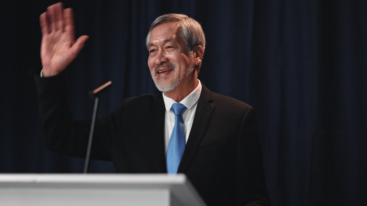 hombre dando un discurso