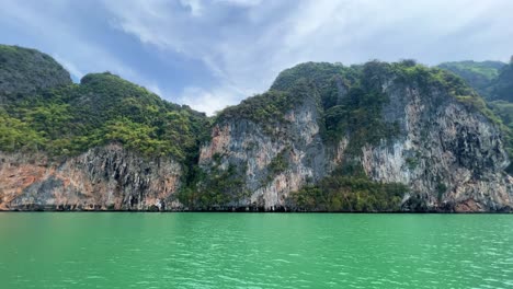 South-of-Thailand-with-emerald-water-with-long-tail-boats-and-amazing-travel-location-close-to-Krabi,-Phi-Phi-Island