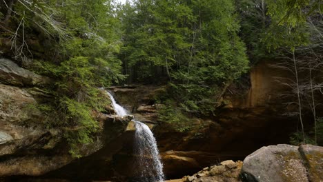 Cascada-En-La-Cueva-Del-Anciano-En-Las-Colinas-De-Hocking,-Ohio