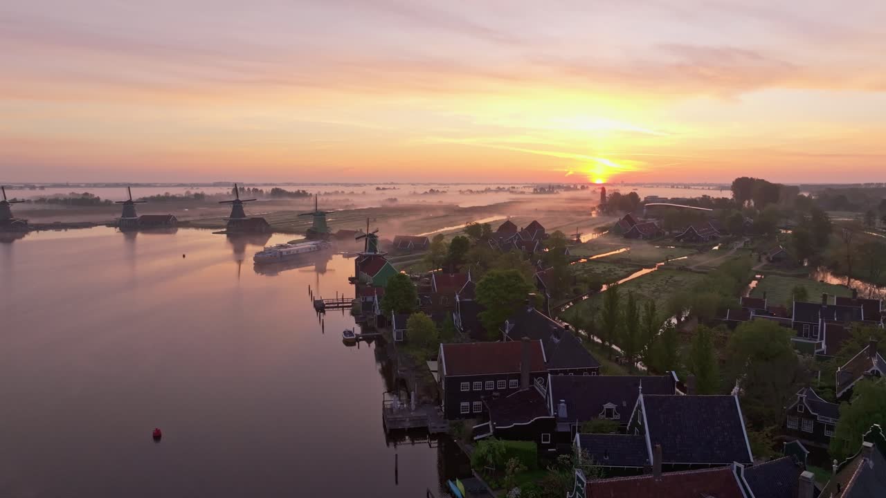 Villaggio storico olandese Zaanse Schans nella nebbia mattutina, ripresa con drone.