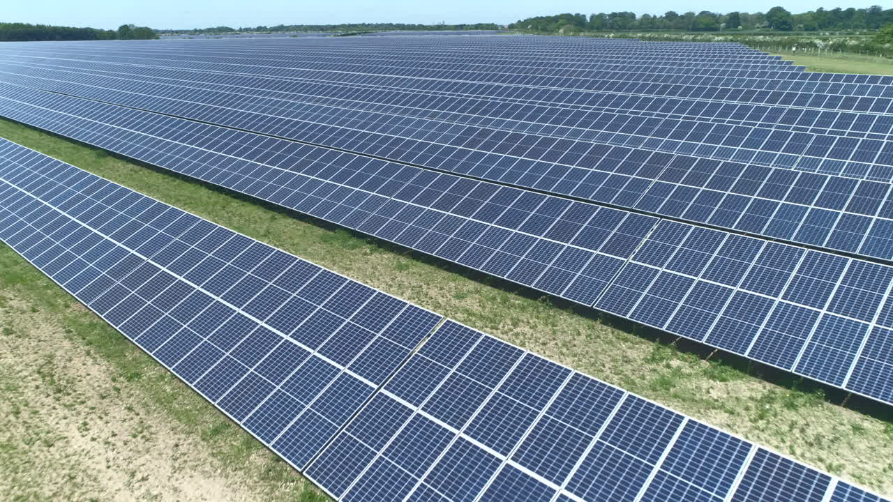 снимок с высоты над полем солнечных батарей на солнечной ферме в солнечный день