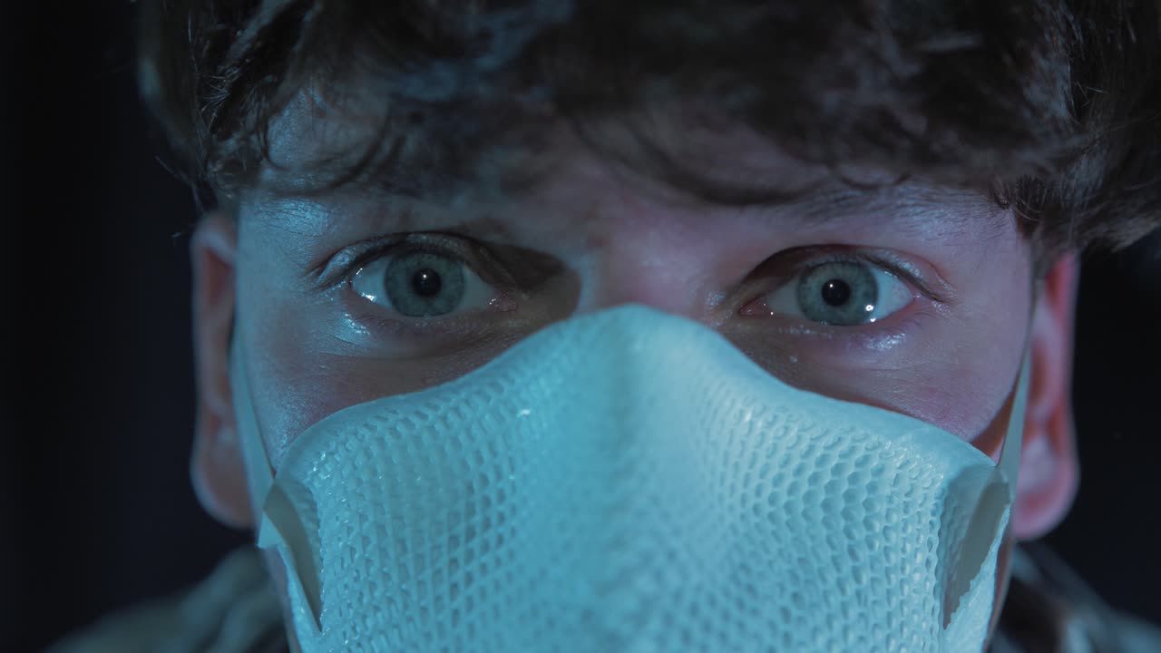 corona virus joven poniéndose y usando máscara 4k