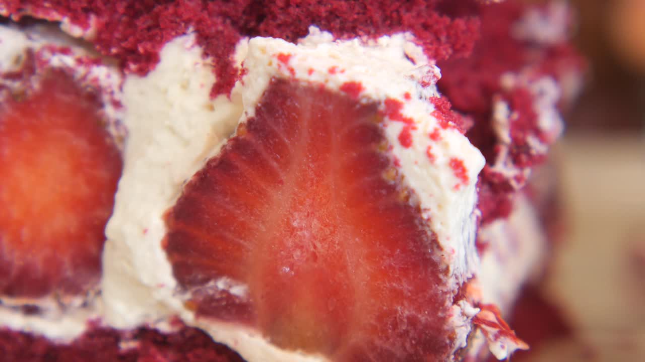 딸기 와 크림 을 은 은 벨 케이크 의 클로즈 업