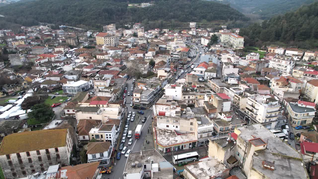 Luftdolly af landsbyen Eleftheroupoli i Kavala, Grækenland, en lille by i det græske landskab.