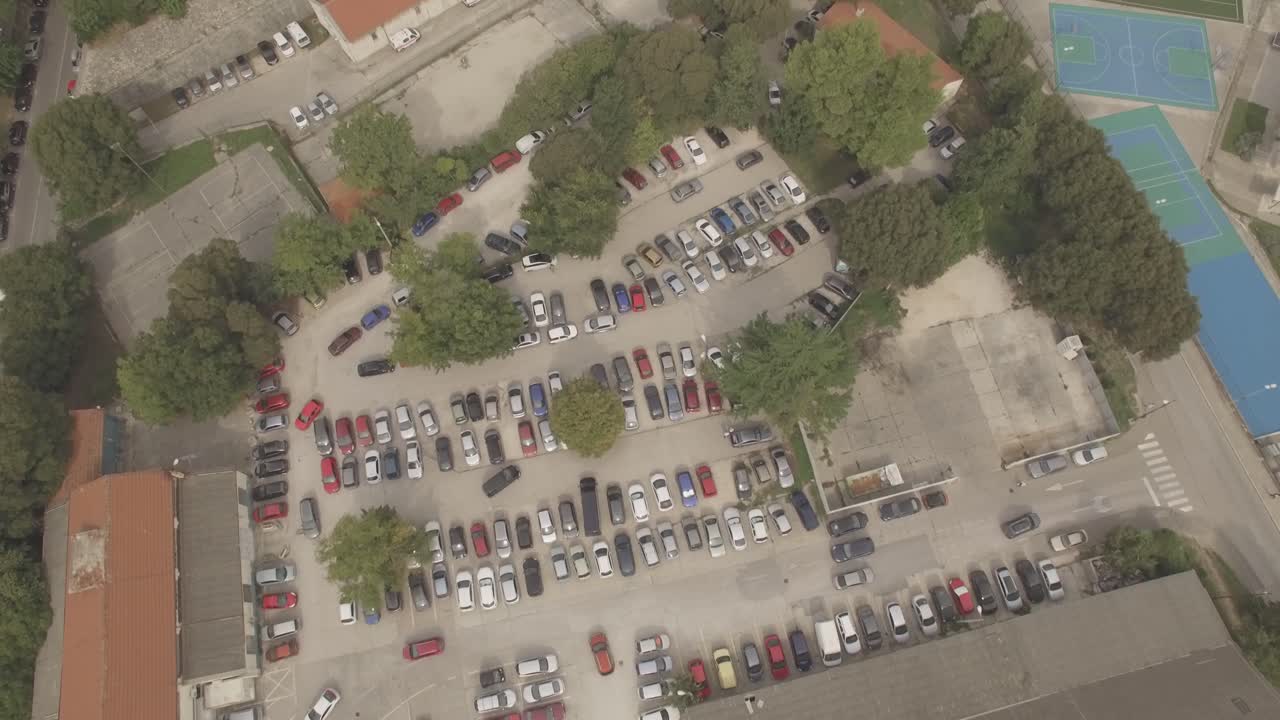 una hermosa vista del estacionamiento de la ciudad