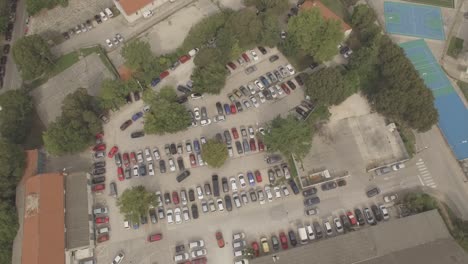 una hermosa vista del estacionamiento de la ciudad