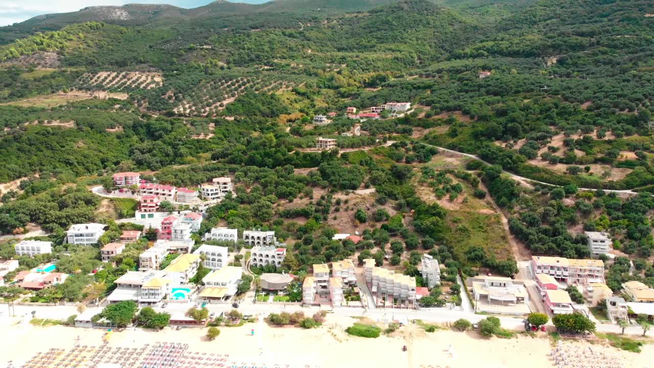 drones vuelan sobre una hermosa playa en grecia
