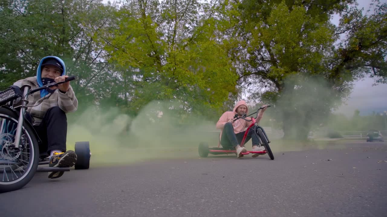 공중에서 다채로운 연기 효과와 함께 흥미진진한 드리프트 레이싱의 스릴을 경험하십시오.