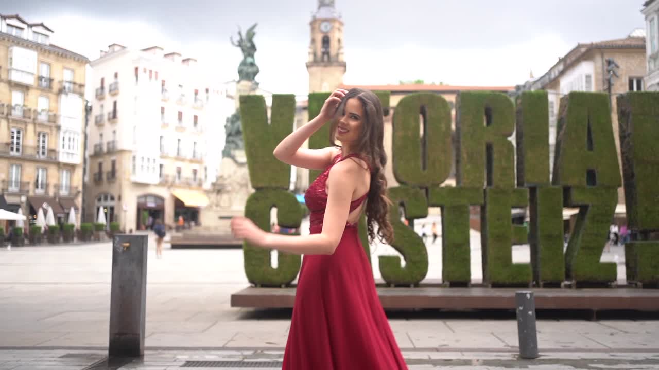 Vitoria-Gasteiz tabelasının önünde poz veren kadın