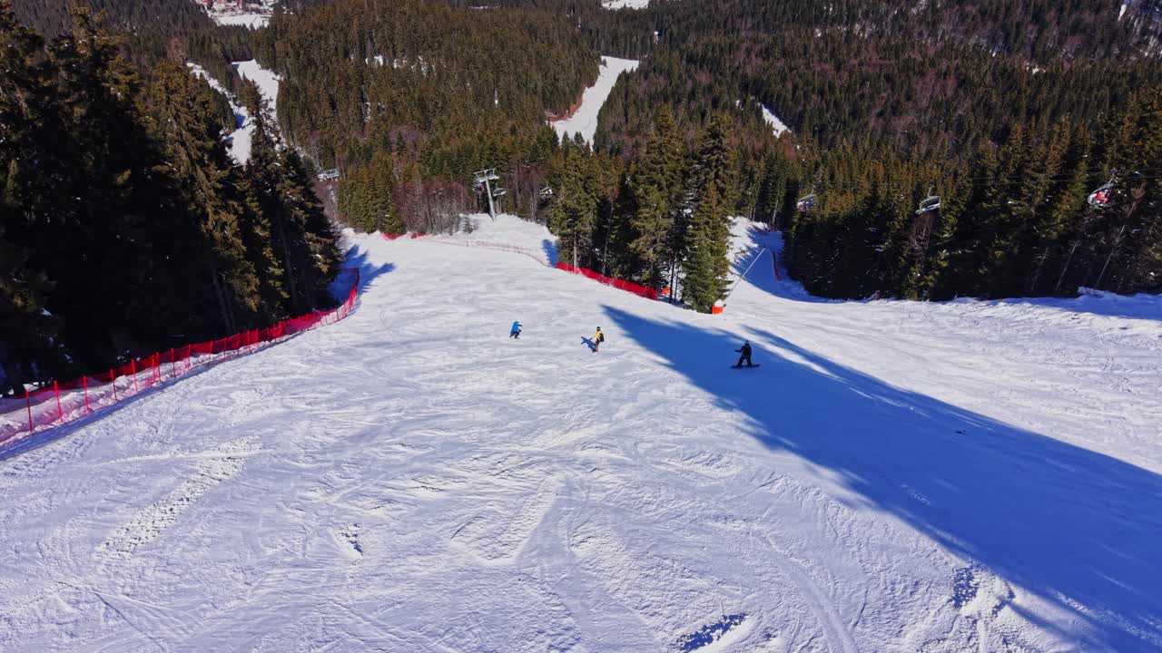 Sciatori scendono pendii innevati nei Carpazi, Bulgaria, in inverno