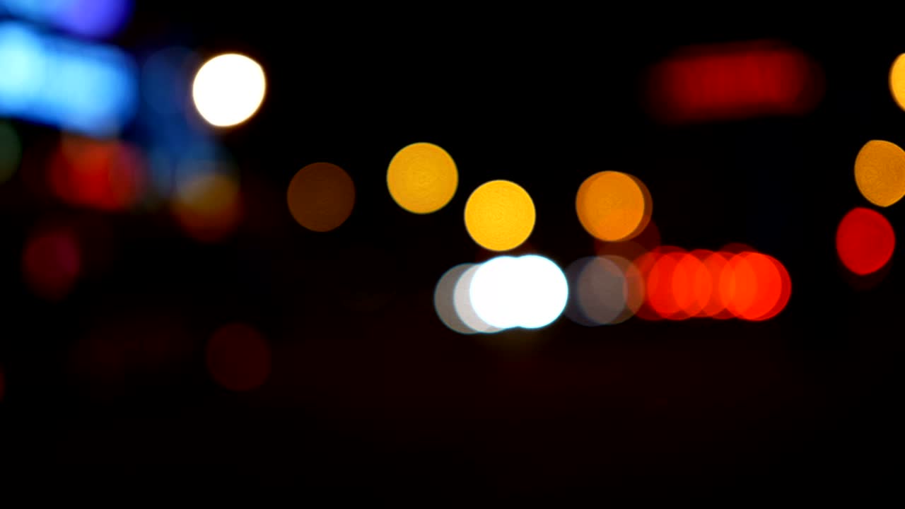 luces desenfocadas calle de los ángeles resumen. fondo borroso de la ciudad. círculos de bokeh en movimiento del tráfico nocturno.