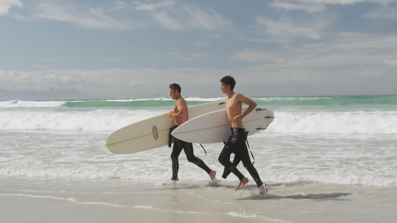 padre y joven hijo adulto disfrutando de actividades al aire libre juntos