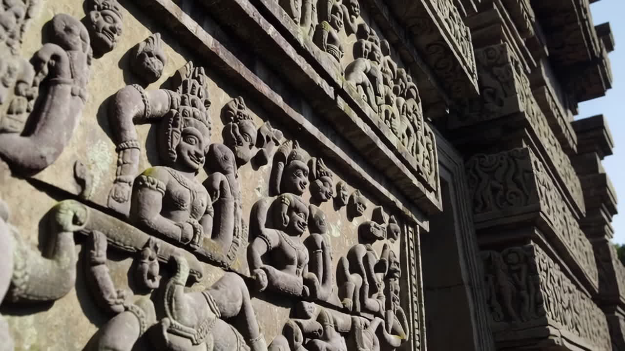 Intagli in Pietra su Antica Parete di Tempio