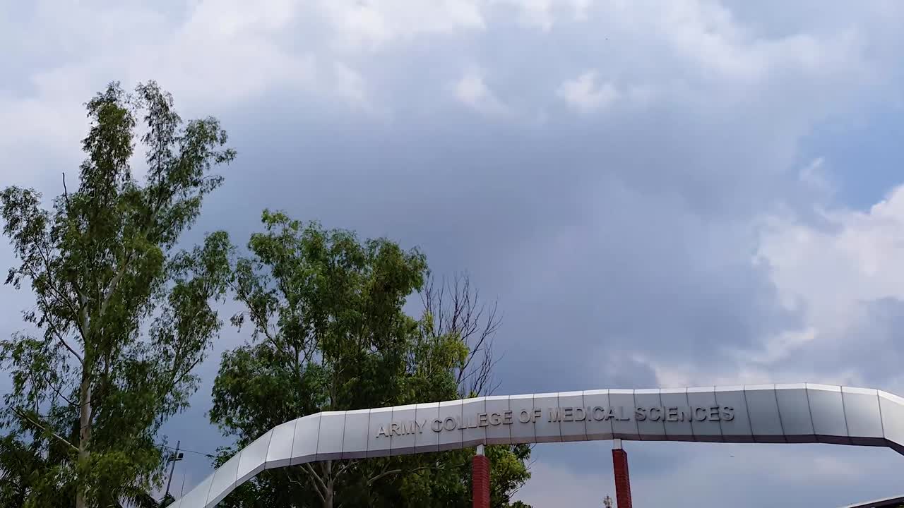 2023년 3월 2일 델리 캔트 인도에서 플랫 앵글 비디오의 육군 대학 의학 입학 게이트