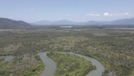 Arroyo-Sinuoso-En-La-Reserva-Forestal-Trinity---North-Queensland,-Australia