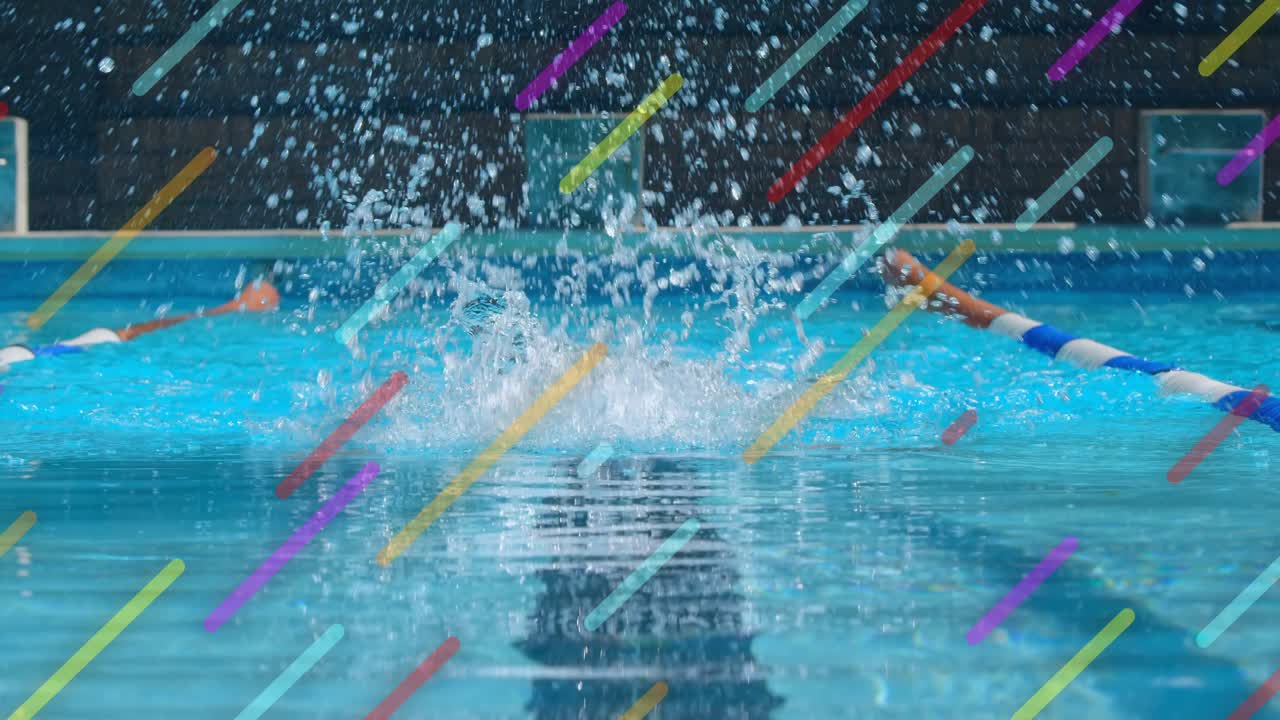 Schwimmer drückt Arme nach unten und bewegt den Oberkörper wellenförmig entlang der Bahnen, um sich in einem Sportbecken vorwärtszutreiben.