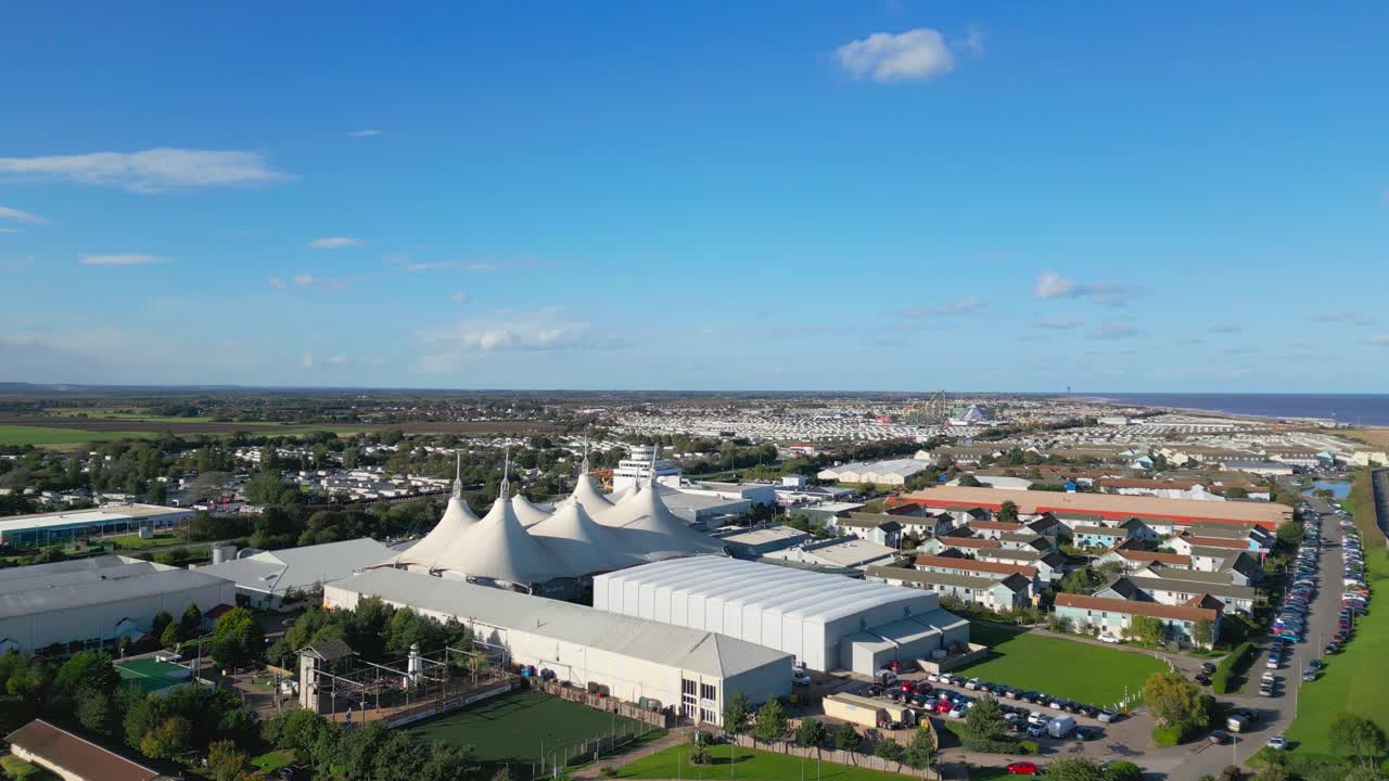 영국 랭커셔의 바 ⁇ 가 마을 스케그네스에 위치한 유명한 버틀린스 휴양 캠프의 드론 영상