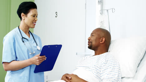 médica interactuando con el paciente