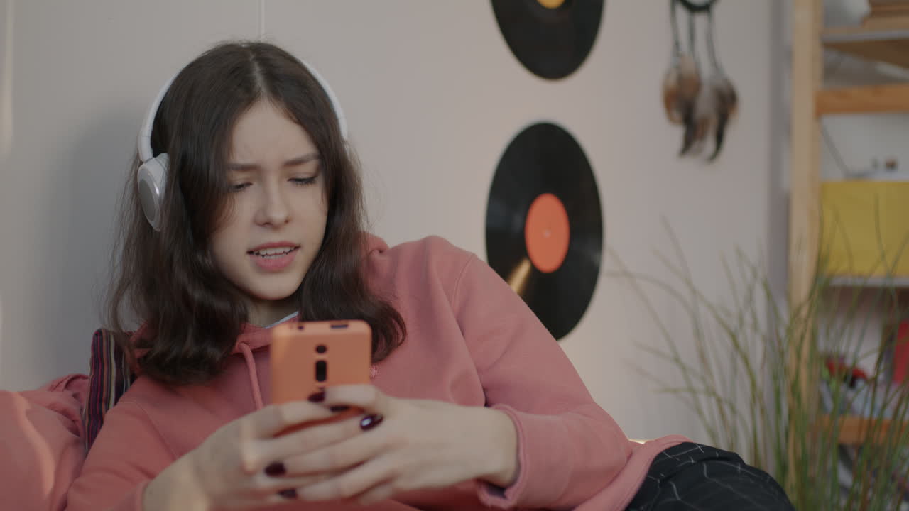 Ragazza adolescente che ascolta musica e usa il telefono