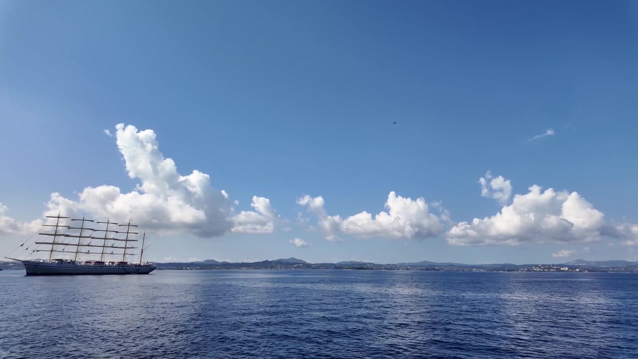 フェリーから望むコルフ島（ギリシャ、イオニア海）の山岳風景と海岸線