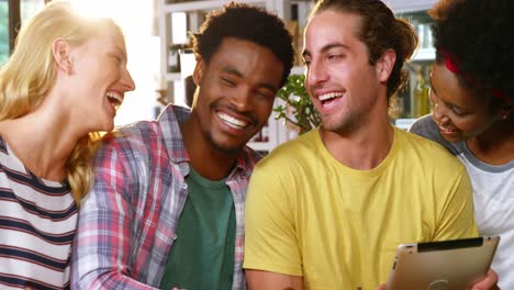 amigos que usan tabletas digitales