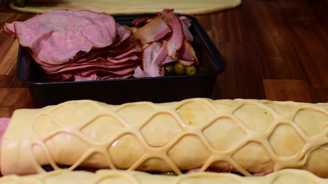 Primo piano del processo di assemblaggio di un pane de jamón.