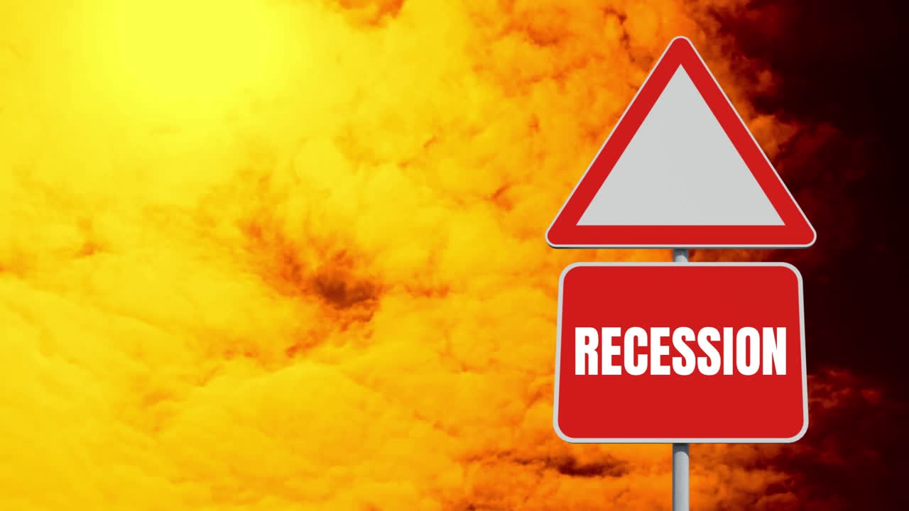 palabra recesión escrita en una señal de tráfico de triángulo y nubes anaranjadas moviéndose en el fondo