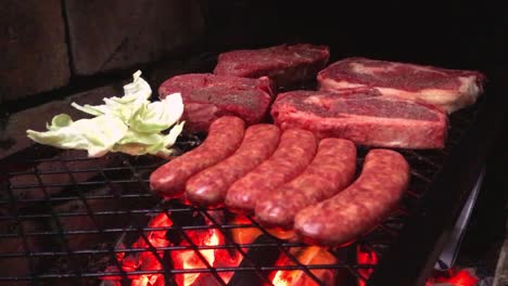 Würstchen,-Kohl,-Fleisch-Auf-Dem-Grill-In-Flammen-|-Grill