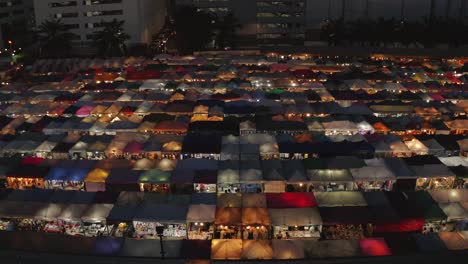 Rachada-Zugmarkt-In-Bangkok