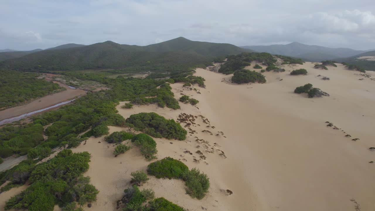 spiaggia di piscinas, cerdeña: volando sobre las dunas de esta impresionante playa en la isla de cerdeña en un día soleado