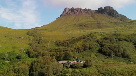 Ein-Blick-Auf-Die-Straße-Neben-Einem-Berggipfel-In-Schottland