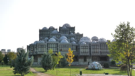 moderno edificio de la biblioteca nacional de kosovo en pristina