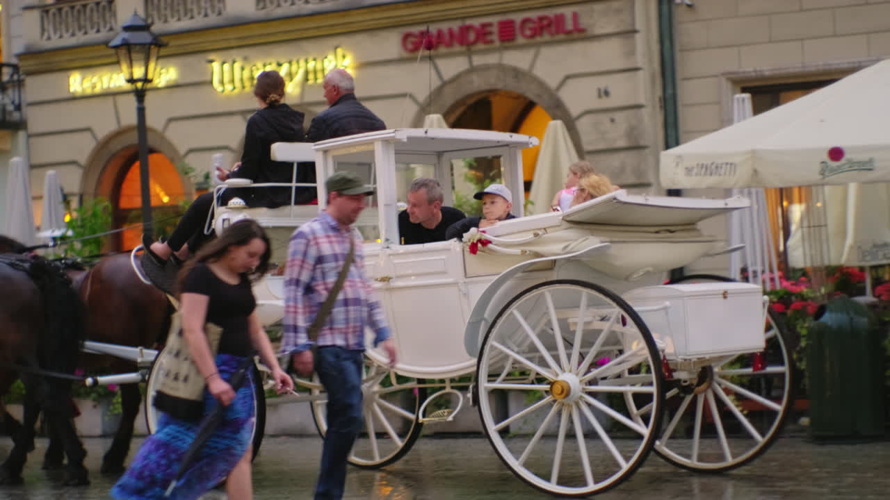 유럽 도시 에서 말 을 끌고 다니는 마차