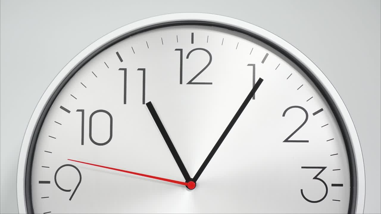 Orologio moderno argentato isolato su sfondo bianco