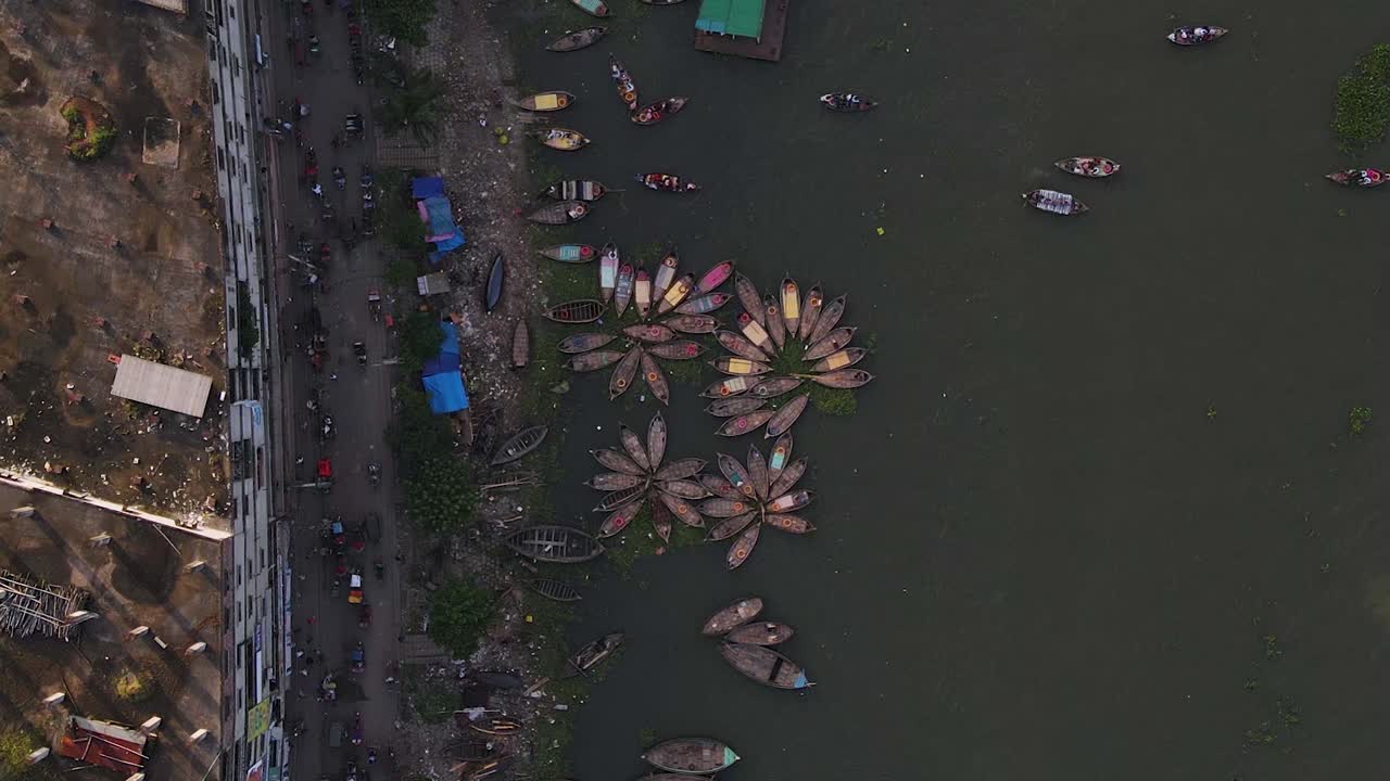 정박된 나무 보트 패턴 위로 공중이 떠오른다 - 부리강가 강, 상승하는 드론 샷