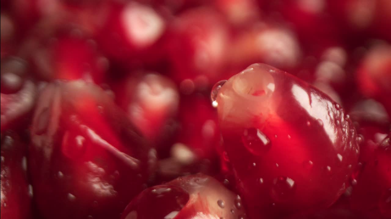 Kamera bevæger sig over bunke granatæblekerner