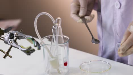 científicos que preparan el equipo para un experimento químico