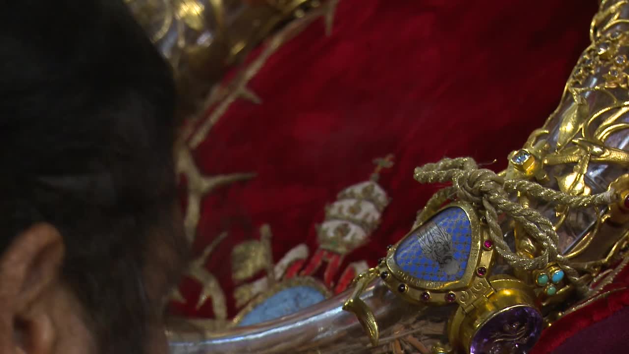 파리의 가톨릭 노트르담 대성당 내부 종교 방문자는 성물에 키스